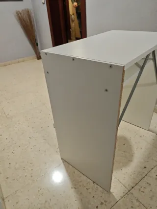 Escritorio y silla blanca a juego