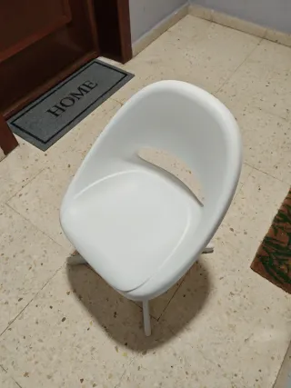 Escritorio y silla blanca a juego