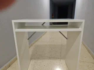 Escritorio y silla blanca a juego