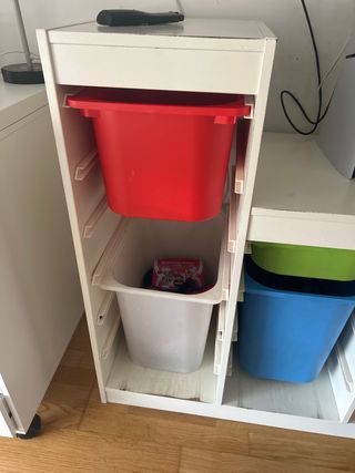 Estantería Ikea con cajones de plástico