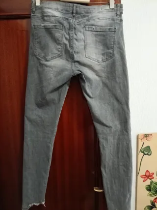 Pantalones pitillo ONLY grises