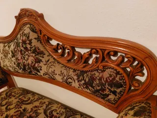 Poltrona damascata in legno