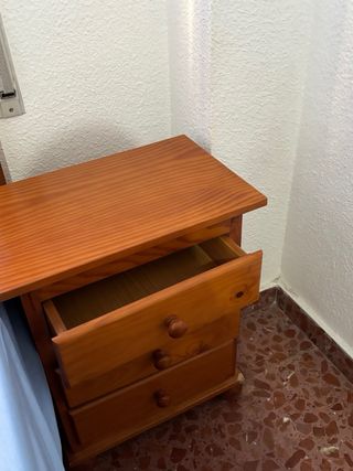 Mesita de noche de madera