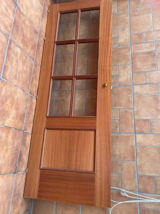 Puerta madera maciza con cristal