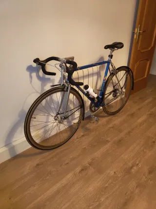 Bicicleta de carretera NICO azul