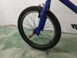 Bicicleta BMX azul rodado 20