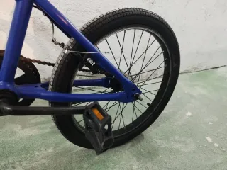 Bicicleta BMX azul rodado 20