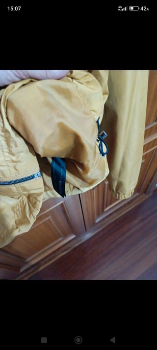 Parka ligera chico mostaza