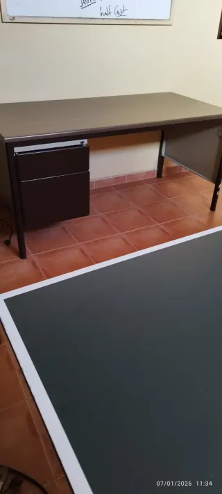 Scrivania da ufficio con cassetti in metallo