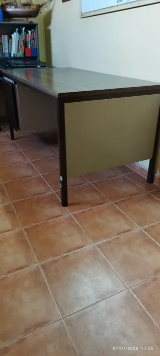 Scrivania da ufficio con cassetti in metallo