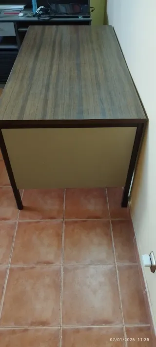 Scrivania da ufficio con cassetti in metallo