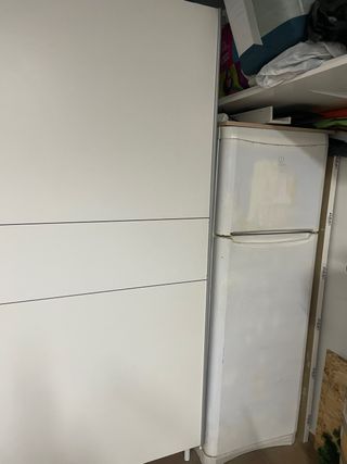 Frigorífico blanco con congelador