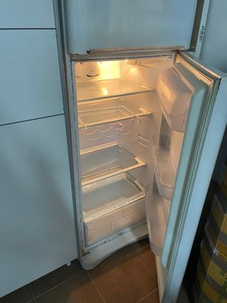 Frigorífico blanco con congelador