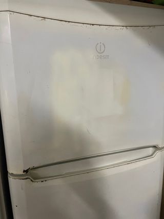 Frigorífico blanco con congelador