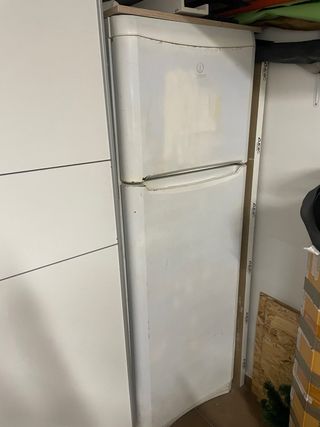 Frigorífico blanco con congelador