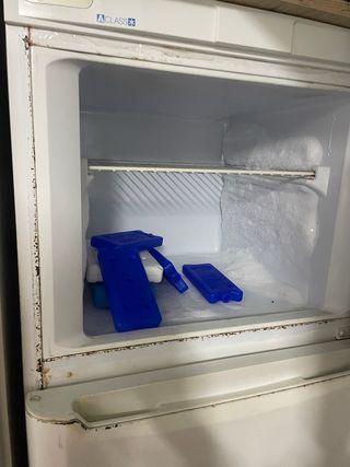 Frigorífico blanco con congelador