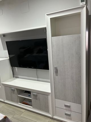 Mueble de salón blanco con cajones