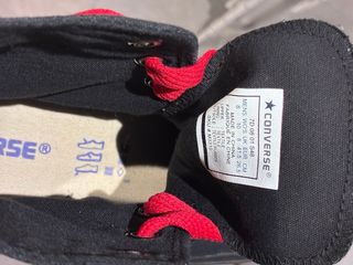 Converse All Star Negras con Cordones Rojos