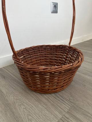 Cesta de mimbre con asa