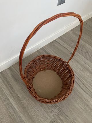 Cesta de mimbre con asa
