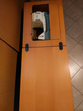 Mobile con Macchina da cucire Singer