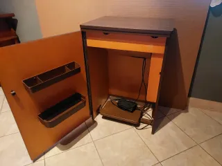 Mobile con Macchina da cucire Singer