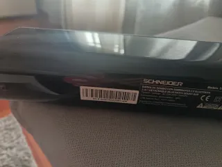 Barra de sonido negra y plateada