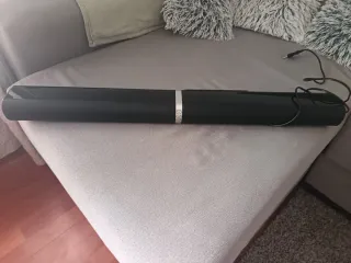 Barra de sonido negra y plateada