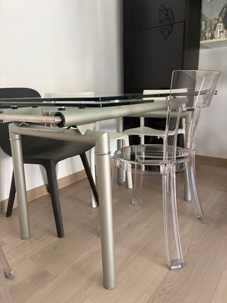 Mesa Comedor Cristal y 5 Sillas en muy buen estado