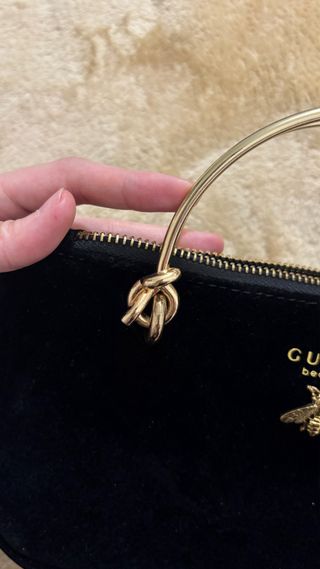 Pochette Gucci Beauty nera con ape dorata