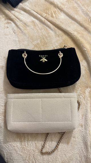 Pochette Gucci Beauty nera con ape dorata