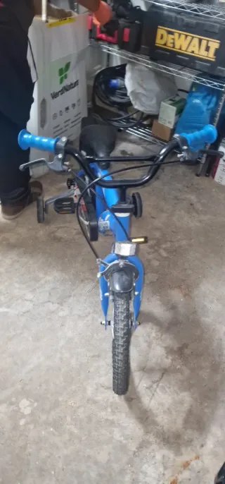 Bicicleta infantil azul con ruedines