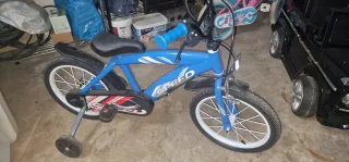 Bicicleta infantil azul con ruedines