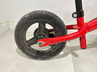 Bicicleta de equilibrio infantil roja