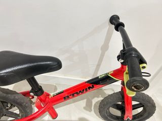 Bicicleta de equilibrio infantil roja