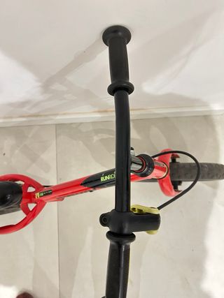 Bicicleta de equilibrio infantil roja