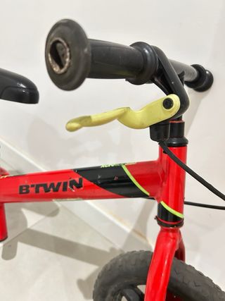 Bicicleta de equilibrio infantil roja