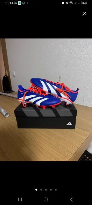 Botas de fútbol Adidas Predator azules y naranjas