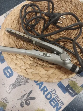 Plancha de pelo gris y negra