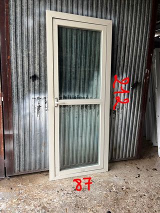 Puerta de PVC con cristal