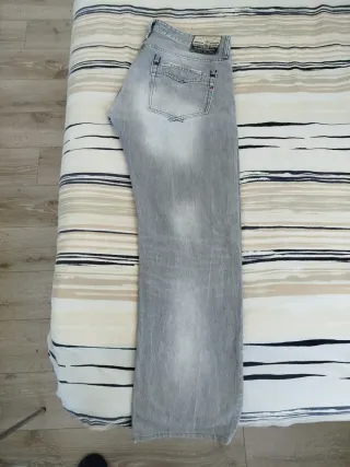 Pantalón tejano REPLAY talla 46.