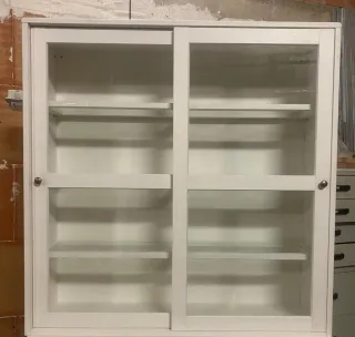 Alacena blanca con puertas de cristal