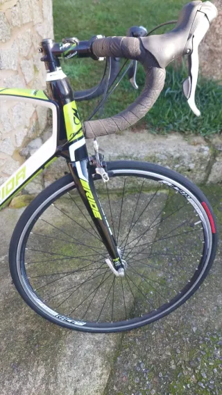 Bicicleta carretera Merida con rodillo