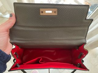 Bolso de diseño gris.