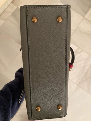 Bolso de diseño gris.