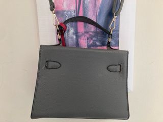 Bolso de diseño gris.