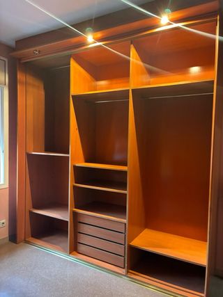 Armadio con porte scorrevoli in legno