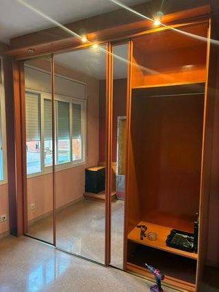 Armadio con porte scorrevoli in legno