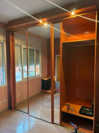 Armadio con porte scorrevoli in legno