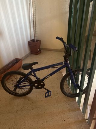 Bicicleta BMX azul para niño